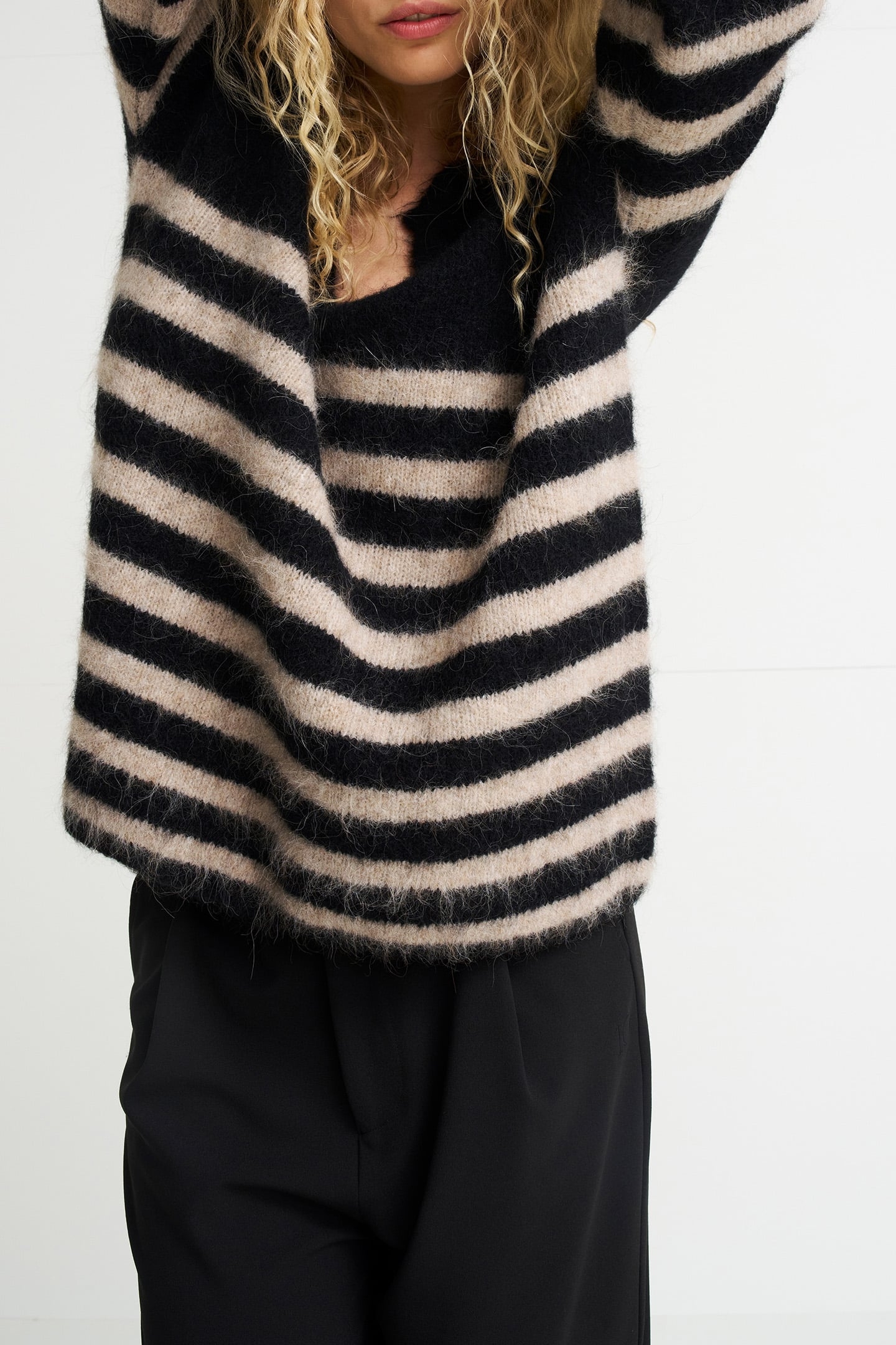 SOFT HAIRY SWEATER STRIPES BLACK/LIGHT LATTE 8