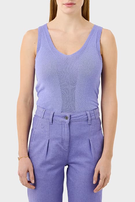 FINELY KNITTED SINGLET WITH V-NECK JACARANDA by Sandwich