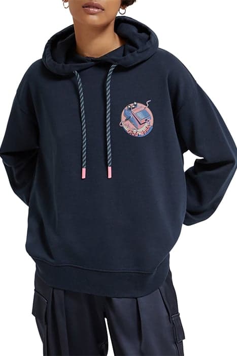 COTTON IN CONVERSION CLUB SODA RELAXED FIT HOODIE NAVY by Scotch & Soda