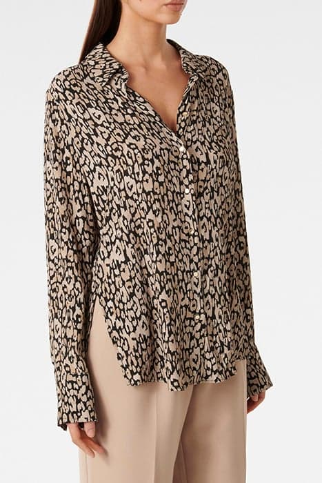 LILA LONGLINE PRINTED SHIRT PAINTERLY ANIMAL by Forever New