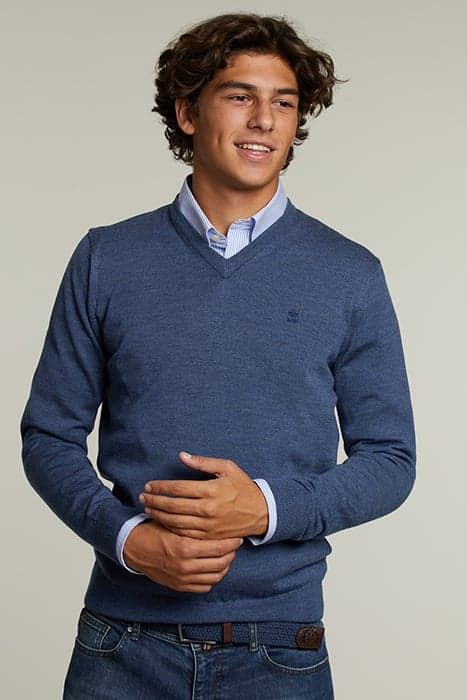 CUSTOM FIT MERINO V-NECK PULLOVER DENIM MIX by River Woods