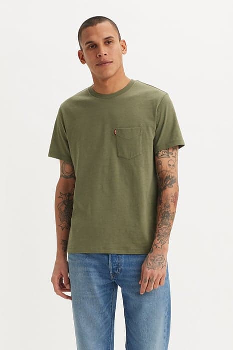 SS CLASSIC POCKET TEE MOSS OLIVE 0908736 by Levi's